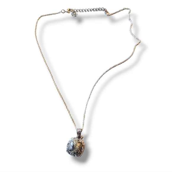 📿Gorgeous Stone Necklace Inlayed in a Beautiful Silver Setting - Picture 5 of 6